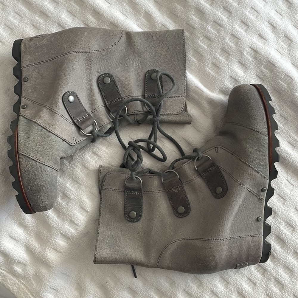 Sorel Joan of Arctic Wedge amid in light grey!